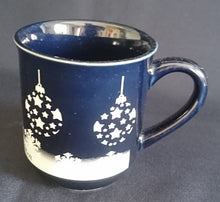 Lade das Bild in den Galerie-Viewer, GLÜHWEINTASSE - Keramik / Steingut, Weihnachtskugeln Sterne Schneeflocken Aufschrift Motiv Dekor
