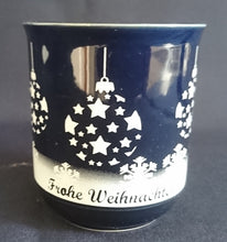 Lade das Bild in den Galerie-Viewer, GLÜHWEINTASSE - Keramik / Steingut, Weihnachtskugeln Sterne Schneeflocken Aufschrift Motiv Dekor
