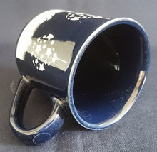 Lade das Bild in den Galerie-Viewer, 2er Set GLÜHWEINTASSEN - Keramik / Steingut, Weihnachtskugeln Sterne Schneeflocken Aufschrift Motiv Dekor
