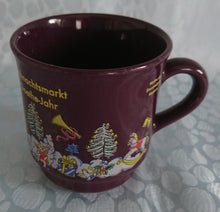 Lade das Bild in den Galerie-Viewer, 2er Set GLÜHWEINTASSEN - Keramik / Steingut, Stadt Frankfurt Weihnachtsmarkt Goethe Jahr Aufschrift Engel Menschen Leute Geschenke Motiv Dekor
