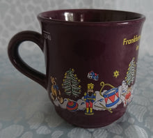 Lade das Bild in den Galerie-Viewer, 2er Set GLÜHWEINTASSEN - Keramik / Steingut, Stadt Frankfurt Weihnachtsmarkt Goethe Jahr Aufschrift Engel Menschen Leute Geschenke Motiv Dekor
