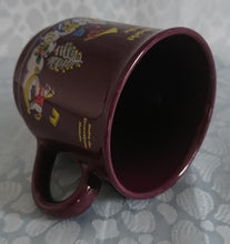 Lade das Bild in den Galerie-Viewer, 2er Set GLÜHWEINTASSEN - Keramik / Steingut, Stadt Frankfurt Weihnachtsmarkt Goethe Jahr Aufschrift Engel Menschen Leute Geschenke Motiv Dekor
