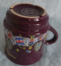 Lade das Bild in den Galerie-Viewer, 2er Set GLÜHWEINTASSEN - Keramik / Steingut, Stadt Frankfurt Weihnachtsmarkt Goethe Jahr Aufschrift Engel Menschen Leute Geschenke Motiv Dekor
