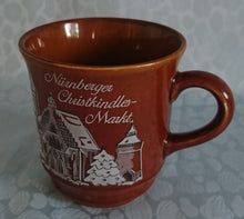 Lade das Bild in den Galerie-Viewer, GLÜHWEINTASSE - Keramik / Steingut, Nürnberger Christkindl Markt 1991 Aufschrift Winterschnee Motiv Dekor
