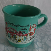 Lade das Bild in den Galerie-Viewer, 2er Set GLÜHWEINTASSEN - Keramik / Steingut, Rotenburg an der Fulda Weihnachtsmarkt 2001 Aufschrift Fachwerkhaus Häuser Schnee Motiv Dekor
