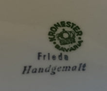 Lade das Bild in den Galerie-Viewer, SPEISETELLER "Frieda" - Porzellan, Breiter 3farbiger Rand Motiv Dekor, Handgemalt / Hand painted
