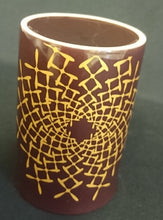 Lade das Bild in den Galerie-Viewer, KAFFEETASSE - Porzellan, Abstrakt Kreuz X Spiralen Motiv Dekor
