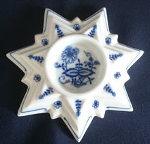 Lade das Bild in den Galerie-Viewer, KERZENSTÄNDER - Porzellan, Sternform Zwiebelmuster Motiv Dekor
