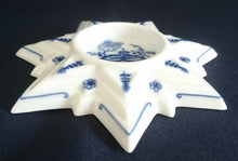 Lade das Bild in den Galerie-Viewer, KERZENSTÄNDER - Porzellan, Sternform Zwiebelmuster Motiv Dekor
