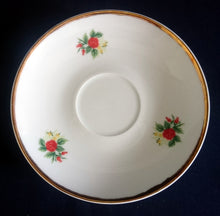 Lade das Bild in den Galerie-Viewer, 2er Set UNTERTASSEN - Porzellan, Goldrand Flora Rosenblüten Blumenstrauß Motiv Dekor
