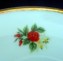Lade das Bild in den Galerie-Viewer, UNTERTASSE - Porzellan, Goldrand Flora Rosenblüten Blumenstrauß Motiv Dekor
