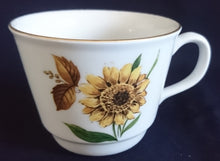 Lade das Bild in den Galerie-Viewer, KAFFEETASSE - Porzellan, Goldrand Flora Sonnenblumen Blüten Natur Motiv Dekor (nBC)
