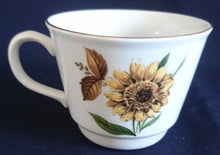 Lade das Bild in den Galerie-Viewer, KAFFEETASSE - Porzellan, Goldrand Flora Sonnenblumen Blüten Natur Motiv Dekor (nBC)
