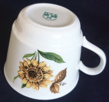 Lade das Bild in den Galerie-Viewer, KAFFEETASSE - Porzellan, Goldrand Flora Sonnenblumen Blüten Natur Motiv Dekor (nBC)
