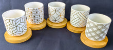 Lade das Bild in den Galerie-Viewer, 2er Set ESPRESSO~ KAFFEEBECHER &amp; UNTERSETZER - Porzellan / Holz, Abstrakt Geometrisch Kleeblatt Kreise Stern Linien Zeichen Motiv Dekor
