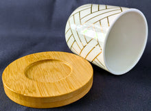 Lade das Bild in den Galerie-Viewer, 10er Set ESPRESSO~ KAFFEEBECHER &amp; UNTERSETZER - Porzellan / Holz, Abstrakt Geometrisch Regenbogen Wölbungen Bretter Holz Kleeblatt Kreise Würfel Rechtecke Spinnennetz Linien Zeichen Motiv Dekor
