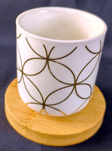 Lade das Bild in den Galerie-Viewer, 10er Set ESPRESSO~ KAFFEEBECHER &amp; UNTERSETZER - Porzellan / Holz, Abstrakt Geometrisch Regenbogen Wölbungen Bretter Holz Kleeblatt Kreise Würfel Rechtecke Spinnennetz Linien Zeichen Motiv Dekor
