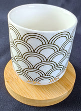 Lade das Bild in den Galerie-Viewer, 10er Set ESPRESSO~ KAFFEEBECHER &amp; UNTERSETZER - Porzellan / Holz, Abstrakt Geometrisch Regenbogen Wölbungen Bretter Holz Kleeblatt Kreise Würfel Rechtecke Spinnennetz Linien Zeichen Motiv Dekor
