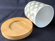 Lade das Bild in den Galerie-Viewer, 10er Set ESPRESSO~ KAFFEEBECHER &amp; UNTERSETZER - Porzellan / Holz, Abstrakt Geometrisch Regenbogen Wölbungen Bretter Holz Kleeblatt Kreise Würfel Rechtecke Spinnennetz Linien Zeichen Motiv Dekor
