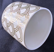 Lade das Bild in den Galerie-Viewer, 2er Set ESPRESSO~ KAFFEEBECHER &amp; UNTERSETZER - Porzellan / Holz, Abstrakt Geometrisch Regenbogen Wölbungen Linien Zeichen Motiv Dekor
