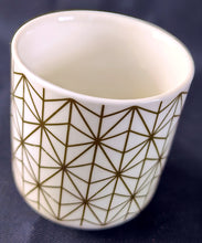 Lade das Bild in den Galerie-Viewer, 10er Set ESPRESSO~ KAFFEEBECHER &amp; UNTERSETZER - Porzellan / Holz, Abstrakt Geometrisch Regenbogen Wölbungen Bretter Holz Kleeblatt Kreise Würfel Rechtecke Spinnennetz Linien Zeichen Motiv Dekor
