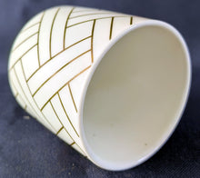 Lade das Bild in den Galerie-Viewer, 2er Set ESPRESSO~ KAFFEEBECHER &amp; UNTERSETZER - Porzellan / Holz, Abstrakt Geometrisch Bretter Holz Laminat Linien Zeichen Motiv Dekor
