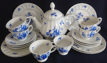 Lade das Bild in den Galerie-Viewer, 2er Set TEETASSEN - Porzellan, Flora Rosenblumen Blüten Blatt Blätter Linien Relief Motiv Dekor
