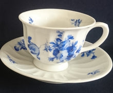 Lade das Bild in den Galerie-Viewer, 3er TEEGEDECK - Porzellan, Flora Rosenblumen Blüten Blatt Blätter Linien Relief Motiv Dekor
