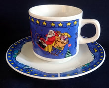 Lade das Bild in den Galerie-Viewer, KAFFEETASSE - Porzellan, Schlitten Rentier Weihnachtsmann Sterne Tannenbaum Bäume Mond Dorf Wald Motiv Dekor (BC)
