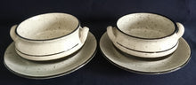 Lade das Bild in den Galerie-Viewer, 2er Set SUPPENTASSEN UNTERTELLER - Keramik / Steingut, Linien Dekor Rand Gesprenkeltes Motiv Dekor
