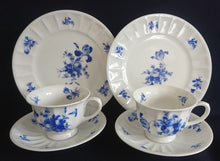 Lade das Bild in den Galerie-Viewer, 3er TEEGEDECK - Porzellan, Flora Rosenblumen Blüten Blatt Blätter Linien Relief Motiv Dekor
