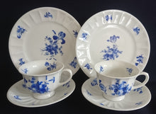 Lade das Bild in den Galerie-Viewer, 2er Set UNTERTASSEN - Porzellan, Flora Rosenblumen Blüten Blatt Blätter Linien Relief Motiv Dekor
