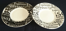 Lade das Bild in den Galerie-Viewer, 2er Set ESPRESSO UNTERTASSEN - Porzellan, Große Kleine Espresso Aufschrift Breiter Rand Motiv Dekor
