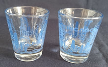 Lade das Bild in den Galerie-Viewer, 2er Set SHOT KURZE SCHNAPS- GETRÄNKEGLÄSER - Hartglas, USA Chicago City Metropole Stadt Aufschrift Motiv Dekor
