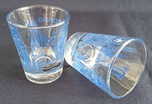 Lade das Bild in den Galerie-Viewer, 2er Set SHOT KURZE SCHNAPS- GETRÄNKEGLÄSER - Hartglas, USA Chicago City Metropole Stadt Aufschrift Motiv Dekor
