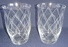 Lade das Bild in den Galerie-Viewer, GRÖßERES GETRÄNKEGLAS - Hartglas, Geschliffen Linien Streifen Karo Motiv Dekor
