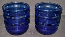 Lade das Bild in den Galerie-Viewer, 2er Set KLEINE GETRÄNKEGLÄSER - Hartglas, Waagerecht Gewölbte Form Motiv Dekor
