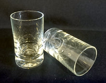 Lade das Bild in den Galerie-Viewer, 6er Set SHOT~ SCHNAPS~ GETRÄNKEGLÄSER - Hartglas, Dicker Breiter Boden Motiv Dekor
