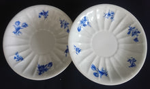 Lade das Bild in den Galerie-Viewer, 4er Set 2er TEEGEDECKE - Porzellan, Flora Rosenblumen Blüten Blatt Blätter Linien Relief Motiv Dekor
