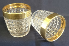 Lade das Bild in den Galerie-Viewer, WHISKEY~ WHISKY~ GETRÄNKEGLAS - Hartglas, Breiter Goldrand Viereck Quadrat Karo Relief Motiv Dekor
