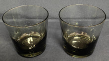 Lade das Bild in den Galerie-Viewer, 2er Set WHISKY~ WHISKEY~ SCOTCH~ GETRÄNKEGLÄSER - Hartglas, Rauchige Färbung Motiv Dekor
