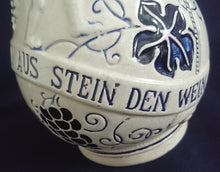 Lade das Bild in den Galerie-Viewer, APFELWEIN~ GETRÄNKEKRUG - Keramik / Steingut, Flora Weintrauben Rebstock Blatt Blätter Spruch Aufschrift Motiv Dekor
