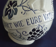 Lade das Bild in den Galerie-Viewer, APFELWEIN~ GETRÄNKEKRUG - Keramik / Steingut, Flora Weintrauben Rebstock Blatt Blätter Spruch Aufschrift Motiv Dekor
