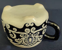 Lade das Bild in den Galerie-Viewer, KLEINE APFELWEIN TASSE - Keramik / Steingut, Flora Geometrisch Natur Abstrakt Motiv Dekor

