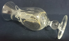 Lade das Bild in den Galerie-Viewer, BLUMENVASE - Hartglas, Flora Blumenblüten Pflanze Blatt Blätter Motiv Dekor
