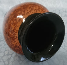 Lade das Bild in den Galerie-Viewer, BLUMENVASE - Porzellan, Schwarz Breite Ränder Meliertes Motiv Dekor
