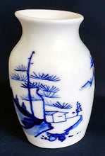 Lade das Bild in den Galerie-Viewer, KLEINE BLUMENVASE - Porzellan, Gebirge Berge Landschaft Haus Baum Bäume Motiv Dekor
