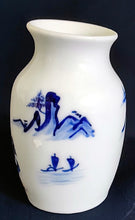 Lade das Bild in den Galerie-Viewer, KLEINE BLUMENVASE - Porzellan, Gebirge Berge Landschaft Haus Baum Bäume Motiv Dekor
