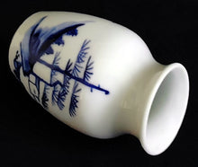 Lade das Bild in den Galerie-Viewer, KLEINE BLUMENVASE - Porzellan, Gebirge Berge Landschaft Haus Baum Bäume Motiv Dekor
