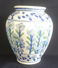 Lade das Bild in den Galerie-Viewer, BLUMENVASE - Porzellan, Doppelte Linien Streifen Flora Blumenblüten Pflanzen Ranken Motiv Dekor
